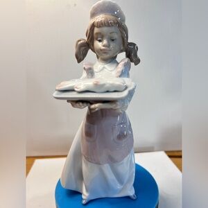 Lladró "Dinner Is Served" porcelain, Spanish name "Cocinera Sirviendo"